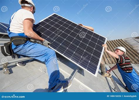 Instalaci N Del Sistema Fotovoltaico Solar Del Panel En El Tejado De La