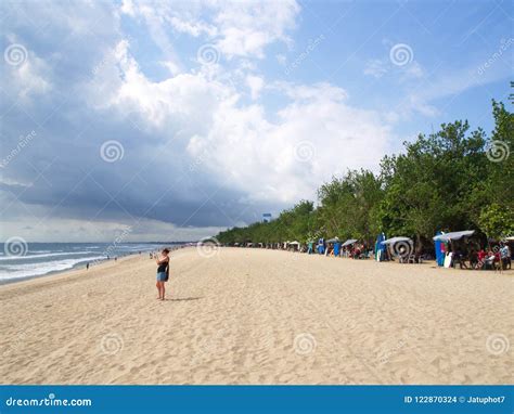 Playa De Kuta Isla De Bali Viaje En Indonesia El 12 De Octubre De