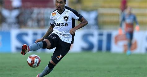 Laterais e atacante são prioridades para reforçar elenco do Botafogo