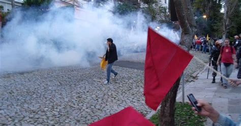 RS professores em greve protestam em frente à casa do governador