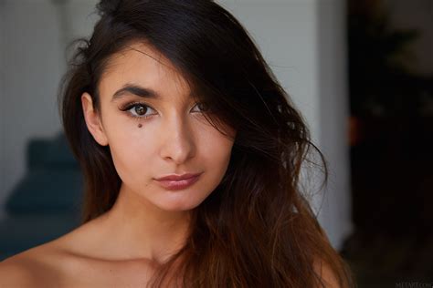 Hình nền đàn bà Brunette phòng sinh hoạt cái ghế đi văng tóc dài