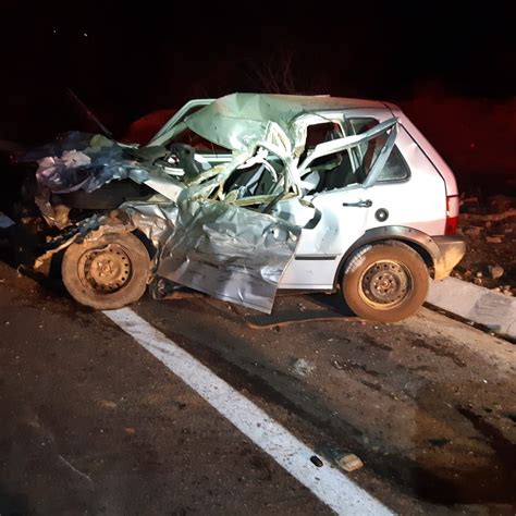 Duas Pessoas Morrem Durante Colis O Entre Carro E Caminh O Na Br Em