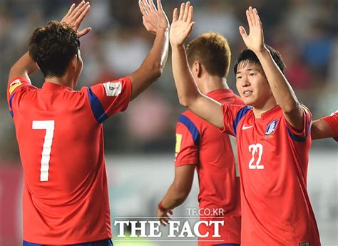 한국 레바논 과감한 중거리포 권창훈 2경기 연속골 3 0 축구 기사 더팩트