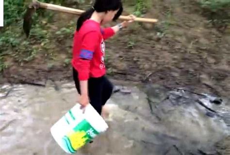 農村美女河裏抓黑魚，接下來的一幕讓人笑開了花 每日頭條