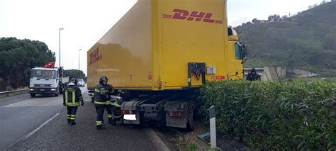 Messina Paura Subito Dopo Tremestieri Tir Sbanda E Finisce Sulla