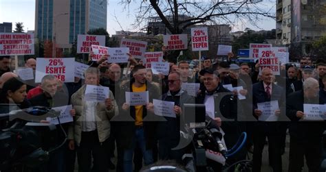 Qytetarët protestojnë kundër rritjes së çmimit të sigurimit të