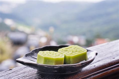 Delicioso Pastel De Frijol Mungo Verde Con Plato De T Negro En Una