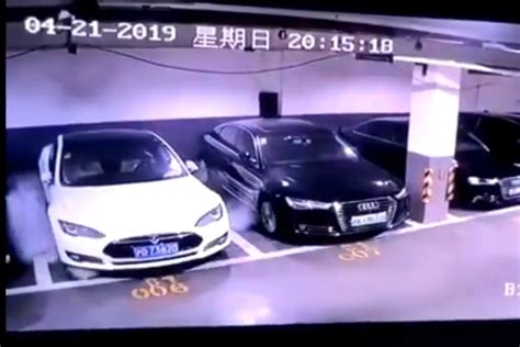 Samozapłon Tesli Tesla Model S wybuchła na parkingu w Szanghaju WIDEO