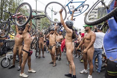 Da Lima A Cape Town Nudi In Bicicletta Per L Ambiente La Repubblica