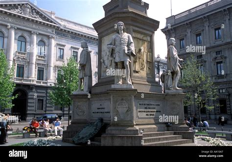 Statua Di Leonardo Da Vinci Con La Scala In Piazza Della Scala A Milano