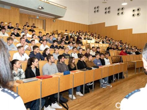 Dienstantritt für 116 junge Leute zur Ausbildung bei der Polizei in