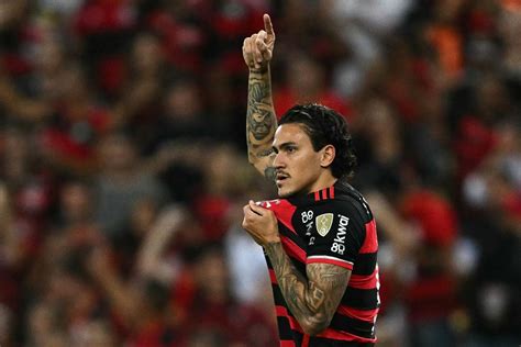 Flamengo recusa oferta de R 150 milhões do Nottingham Forest por Pedro