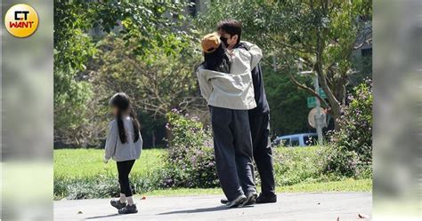 獨家／直擊趙又廷與高圓圓結婚10年仍如新婚 陪女兒不忘隔罩甜蜜親親 娛樂 Ctwant