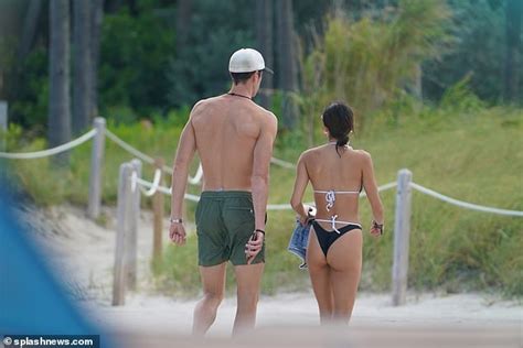 Sports Illustrated Swimsuit Star Kelsey Merritt Flashes The Flesh In Bikini During Seaside