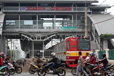 STASIUN TRANSIT KRL BEKASI CIKARANG ANTARA Foto