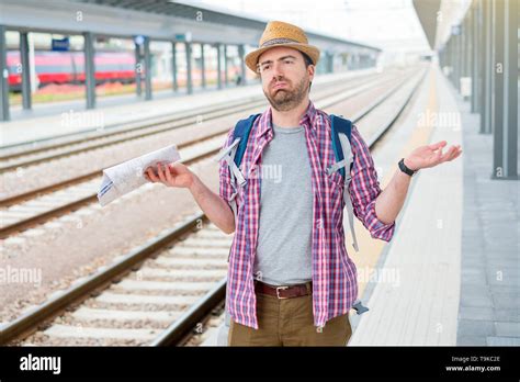 Turista Triste Y Enojado Esperando El Tren Fotograf A De Stock Alamy