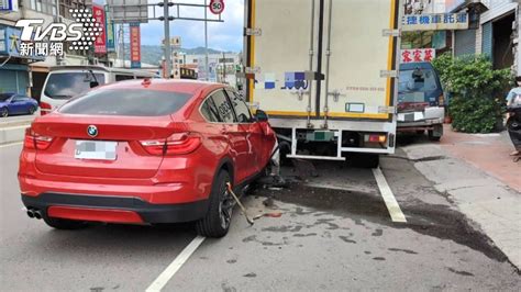 連環撞！父開名車載2幼孩 衝撞超商卸貨物流車│車禍│貨車│tvbs新聞網