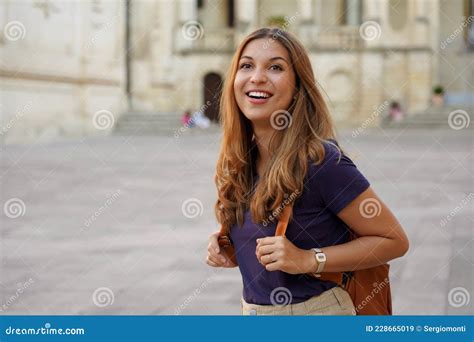 Braziliaanse Vrouwelijke Toerist Die Buiten Lacht Een Mooi Reismeisje Dat Blij Is Met Haar