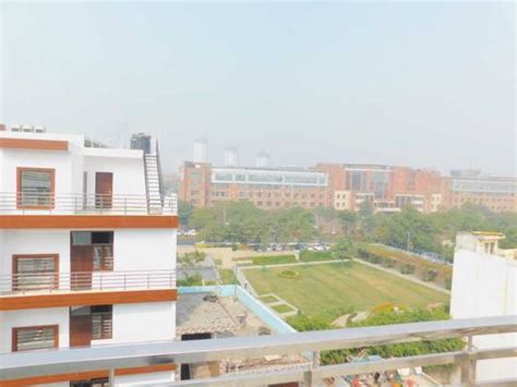 Bs Homes Pg In Sector 126 Near Amity University