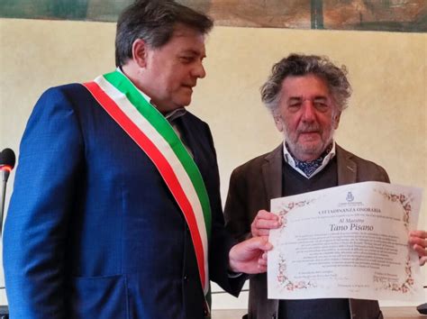 Pietrasanta Il Sindaco Giovannetti Conferisce La Cittadinanza Onoraria