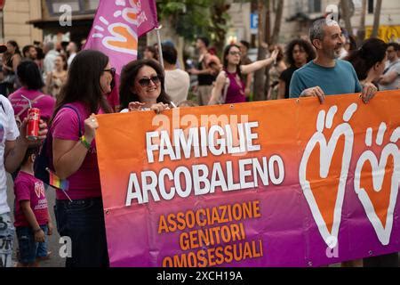 CATANIA ITALIEN 15 JUNI 2024 Demonstranten Nehmen An Der Gay Pride