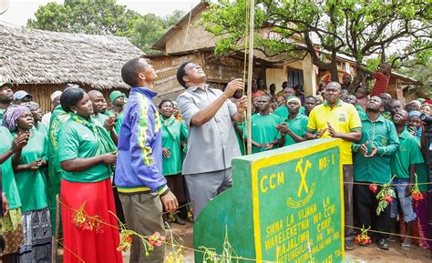 Waziri Mkuu Kassim Majaliwa Akagua Ujenzi Wa Nyumba Ya Daktari Kituo