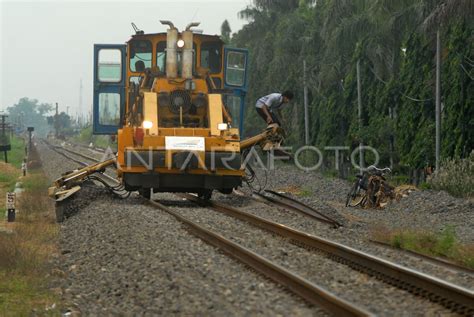 PERAWATAN JALUR KERETA API ANTARA Foto