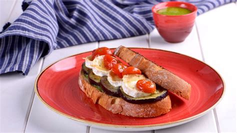 Bocata De Berenjena Queso De Cabra Y Pesto De R Cula Julius Julio