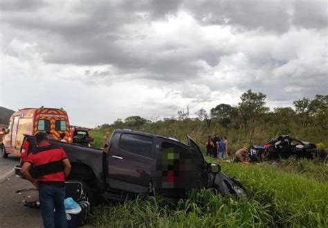 Casal e dois filhos morrem após colisão entre dois veículos em