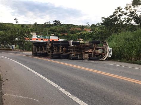 Carreta Carregada Pedra De Granito Tomba Na Br A Gazeta