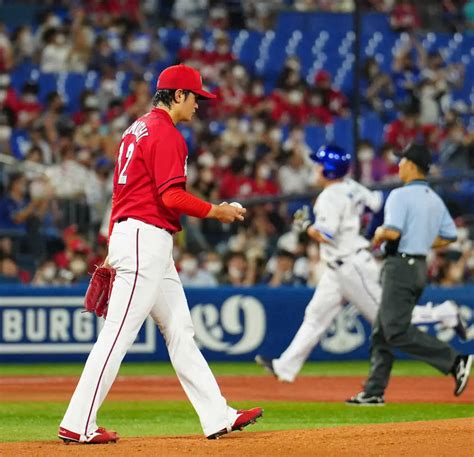 ＜d・広＞始球式で死球を受けた堂林（撮影・島崎忠彦） ― スポニチ Sponichi Annex 野球