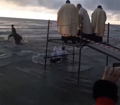 Cine este preotul român care a căzut în Marea Tireniană în momentul în