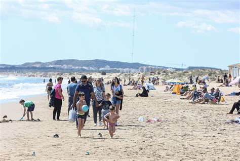 Así celebran el lunes de Pascua familias y vecinos en la playa de la