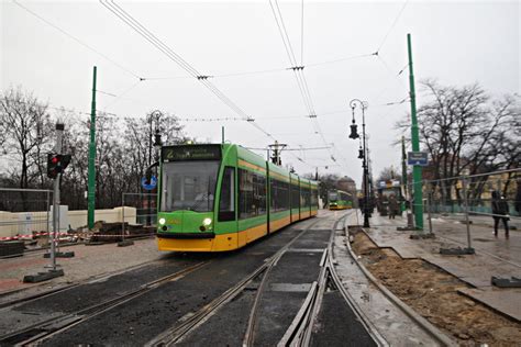 Tramwaje Wr Ci Y W Poniedzia Ek Na Teatralk I Utkn Y W Korkach