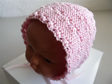 Béguin bonnet bébé 1m tricoté à la main en laine rose surmonté d un