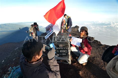 Puncak Gunung Kerinci Antara Foto