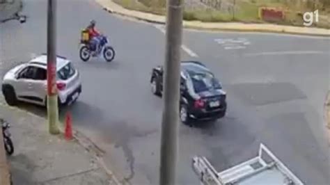 V Deo Motociclista Arremessado Ao Ser Atingido Por Carro Em