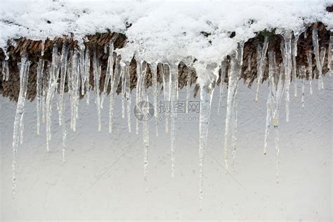 冰柱从雪花屋顶上挂下来透明圣诞节十二月高清图片下载 正版图片307961708 摄图网