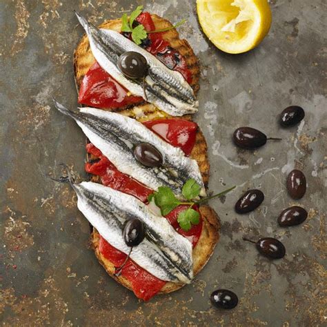 Tostas De Boquerones En Vinagre Con Pimientos