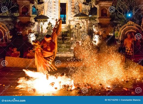 Kecak Feuer Und Trance Tanz Bei Pura Dalem Taman Kaja Ubud Bali