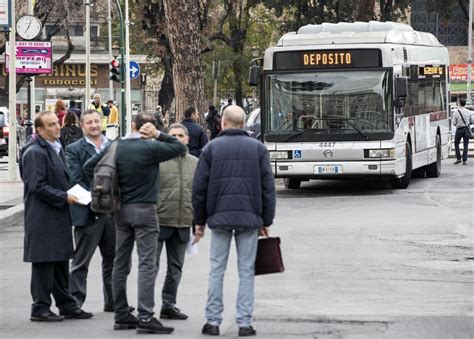 Roma A Fine Turno Autista Atac Parcheggia L Autobus Sotto Casa Raggi