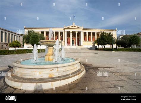 Atenas Grecia Noviembre La Fuente En Frente Del Edificio De La