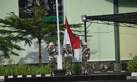 Yonarmed 12 Kostrad Melaksanakan Upacara Bendera Divisi Infanteri 2