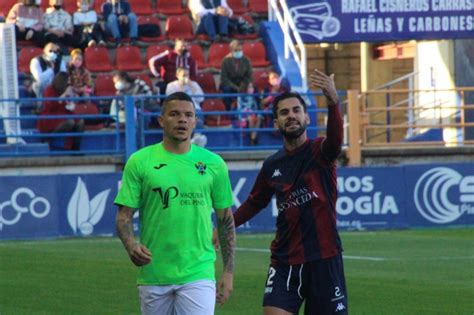 FÚTBOL SEGUNDA B La jornada deja el cese del técnico del Extremadura