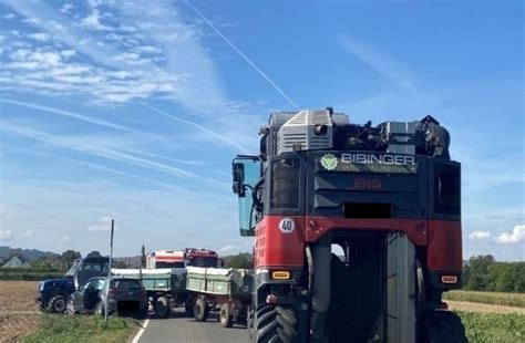 Autofahrer kracht beim Überholen bei Kirchheim in Traktor