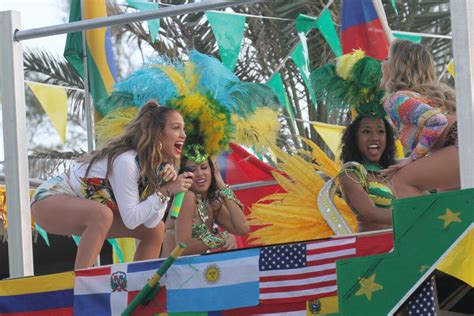 Foto Jennifer Lopez e Claudia Leitte descem até o chão ao lado de