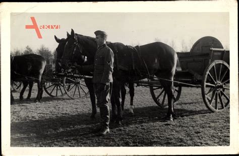 Deutsche Wehrmacht Soldat In Uniform An Einem Pferdekarren In