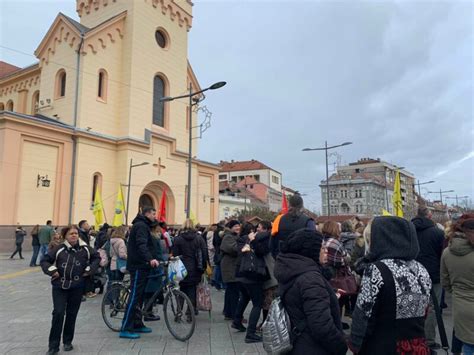 Protest Prosvetara Na Trgu Slobode U Zrenjaninu FOTO