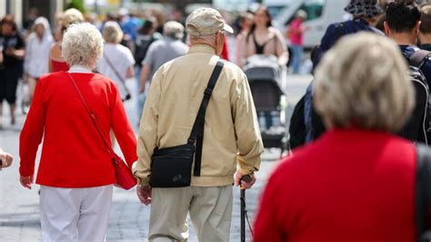 Krankenkassen Zusatzbeitr Ge Anpassungen Treffen Auch Rentner Stern De