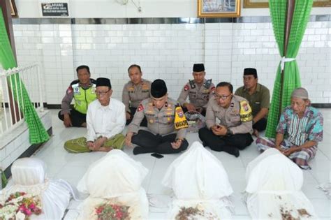 Wakapolda Jatim Maknai Jumat Religi Dengan Ziarah Makam Sunan Bungkul